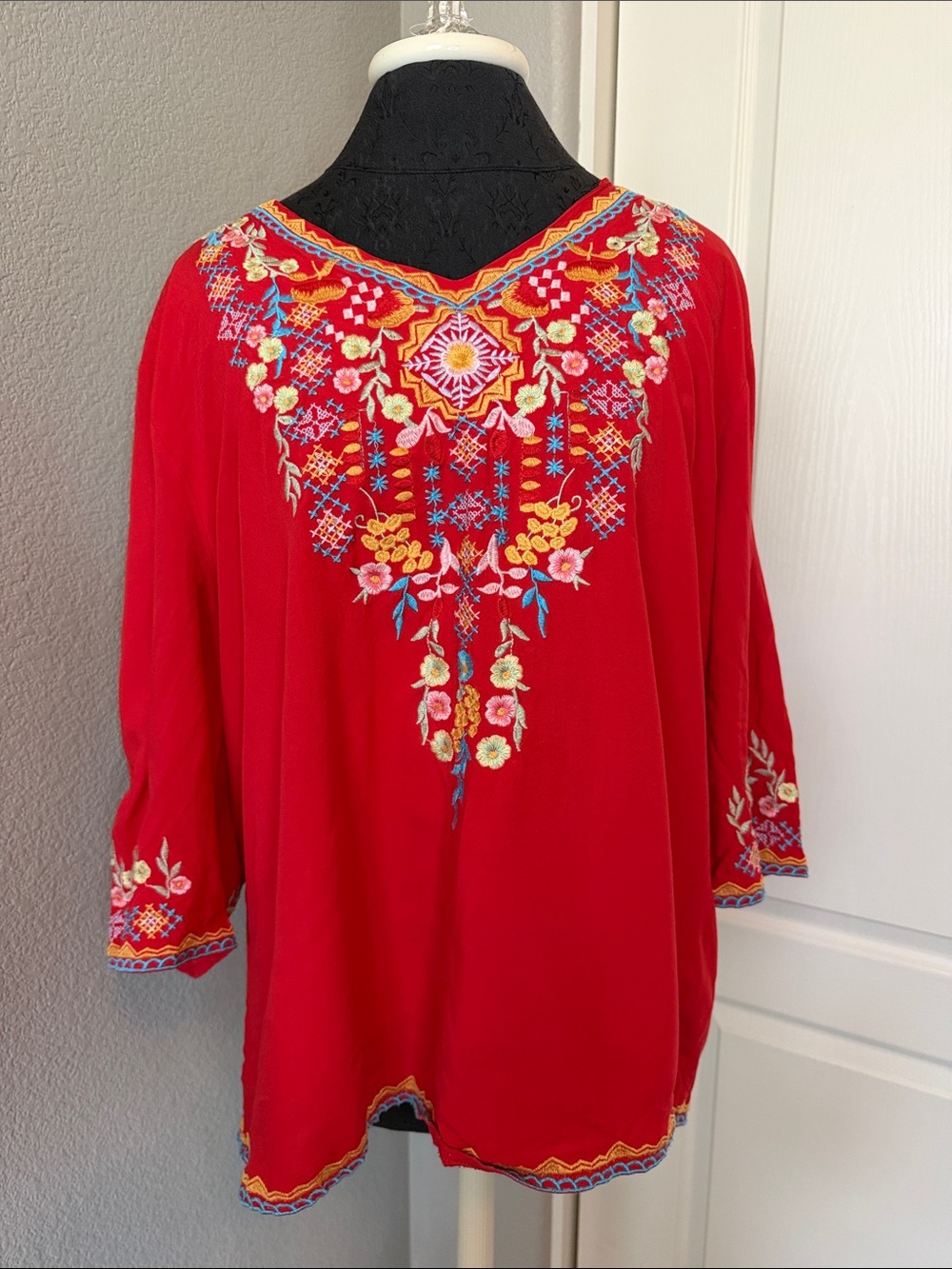 Amazon Red Embroidered V-Neck Women’s Top Size 2XL - Picture 2 of 8